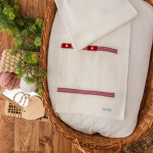 Manta de Linha Coração Dois Laços - Off White e Vermelho