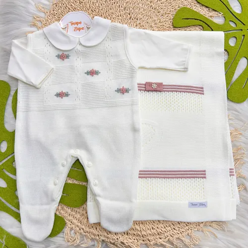  Saída de Maternidade Antônia- Off White com Rosê Manta Coração Dois Laços