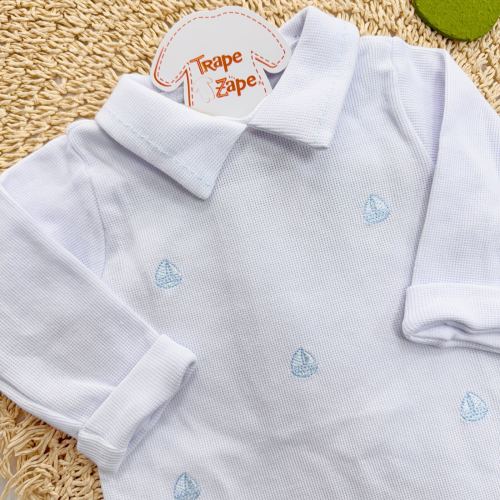 Macacão Tricotil (Tricot 100% Algodão) com Gola e Bordado - Branco Barquinhos