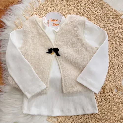  Conj. Colete de Pelinho, Blusa Gola Alta e Short Saia Quadriculado - Off White e Preto