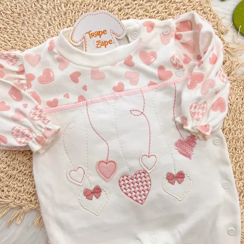  Macacão Malha Trape Zape - Corações de Ventrículos - Off White e Rose 