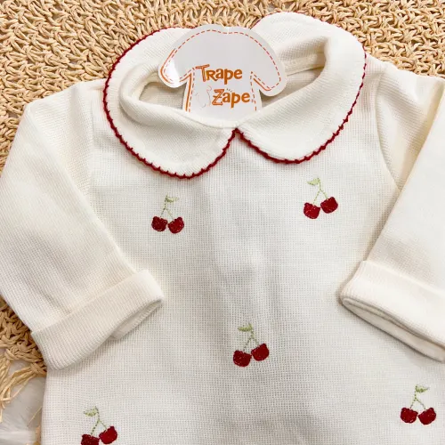 Macacão Tricotil (Tricot 100% Algodão) com Gola e Bordado - Off White Cerejas Vermelhas