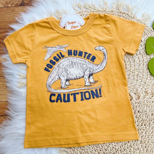 Conj. Camiseta Fossil Hunter e Bermuda - Mostarda e Marinho