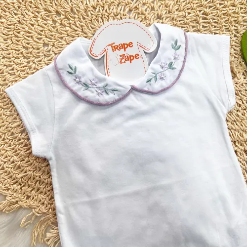 Body Branco com Gola Bordada Flores Lilás e Planta Verde - Manga Curta