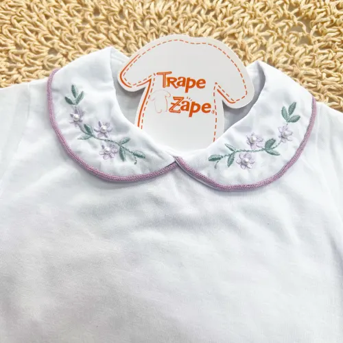 Body Branco com Gola Bordada Flores Lilás e Planta Verde - Manga Curta