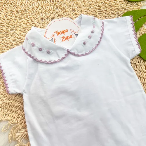   body branco com gola bordada florzinhas Lilás - Manga Curta