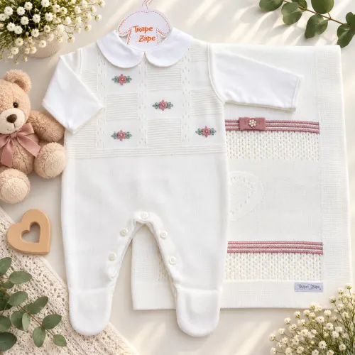  Saída de Maternidade Antônia- Off White com Rosê Manta Coração Dois Laços